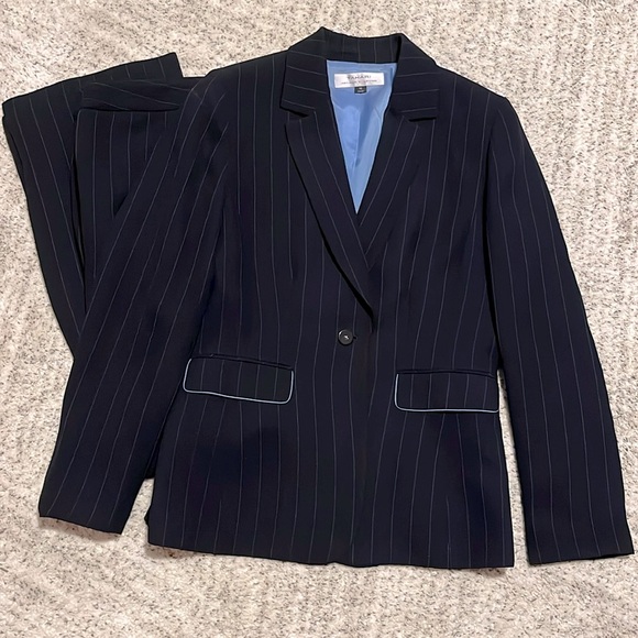 Tahari sz 10 fully lined straight leg pant suit. Navy with light blue pin stripe - Picture 2 of 3